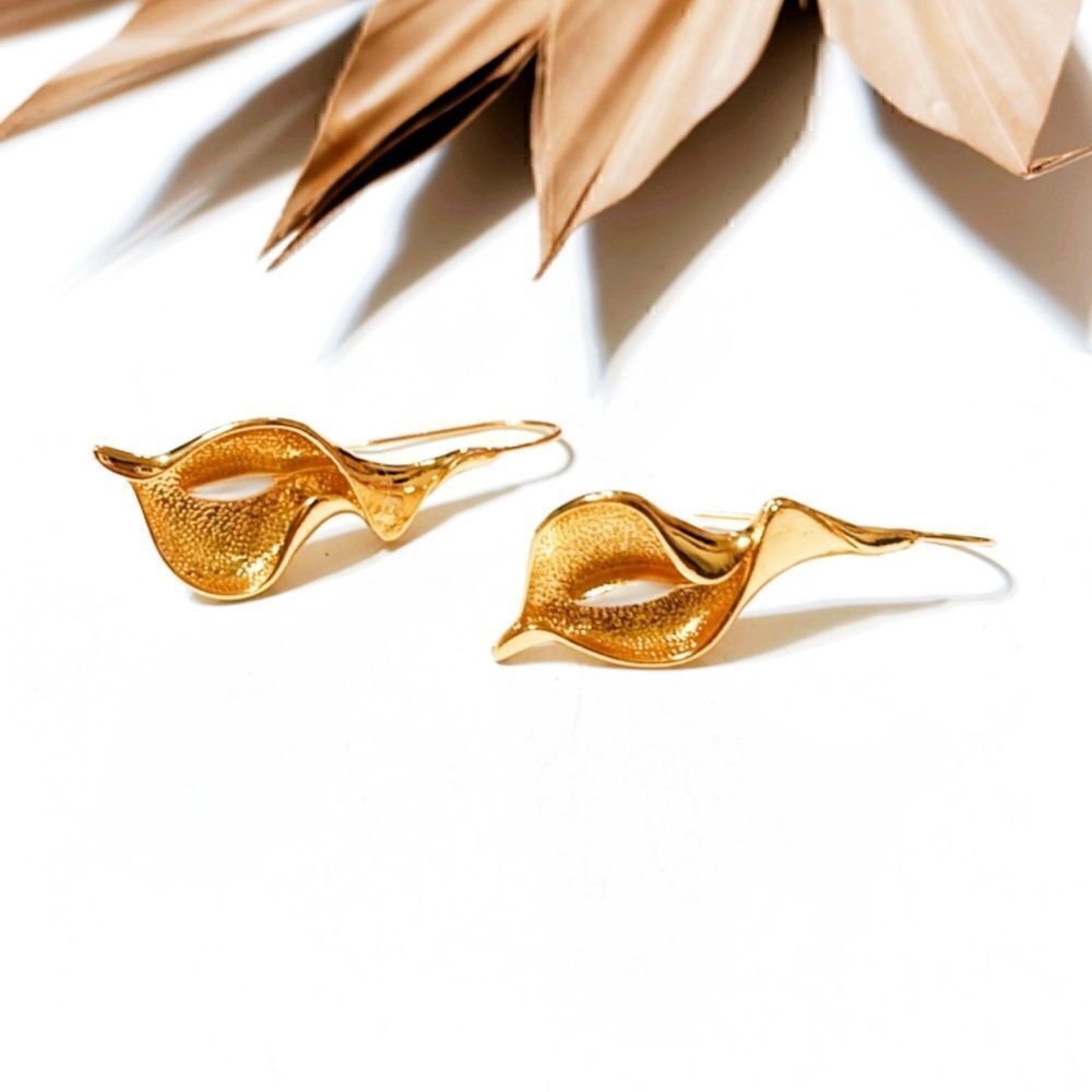 Gold flower dangle earrings #1153